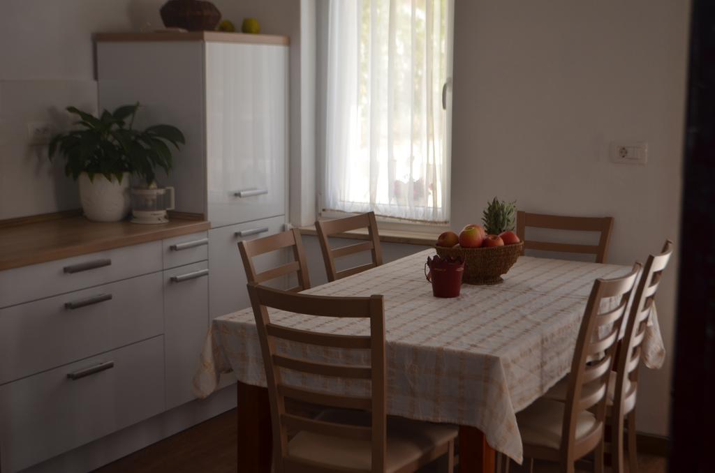 Apartment Klara Примоштен Екстер'єр фото
